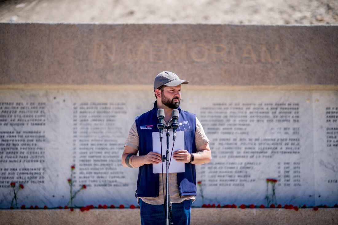 O presidente do Chile, Gabriel Boric, discursando enquanto visitava o Memorial Fosa de Pisagua, onde restos humanos de detentos desaparecidos foram encontrados em 1990, em Pisagua, Chile, em 16 de março de 2023