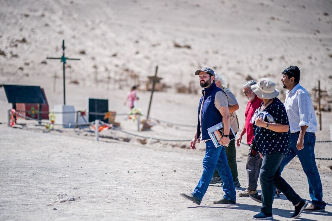 O presidente do Chile, Gabriel Boric, visitando o Memorial Fosa de Pisagua, onde restos humanos de detidos desaparecidos foram encontrados em 1990, em Pisagua, Chile, em 16 de março de 2023