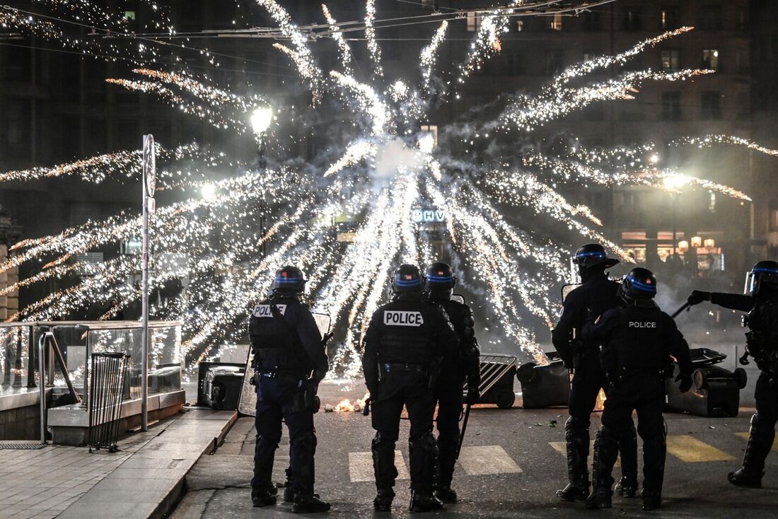 Mais de 300 pessoas detidas na França em protestos contra reforma da Previdência