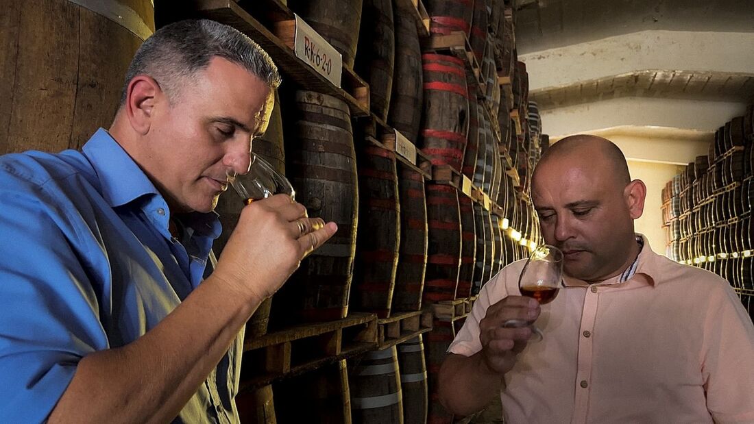 O mestre do rum cubano Cesar Marti (E), com seu estagiário Mitehel Niebla, testa os cheiros de um dos rum na Central Rum Factory em Havana.