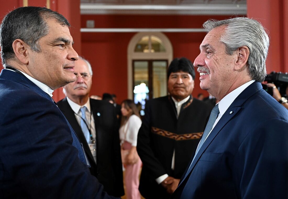 O presidente da Argentina, Alberto Fernandez (R), conversando com o ex-presidente do Equador (2007-2017) Rafael Correa durante a abertura do III Fórum Mundial de Direitos Humanos, em Buenos Aires, em 20 de março de 2023