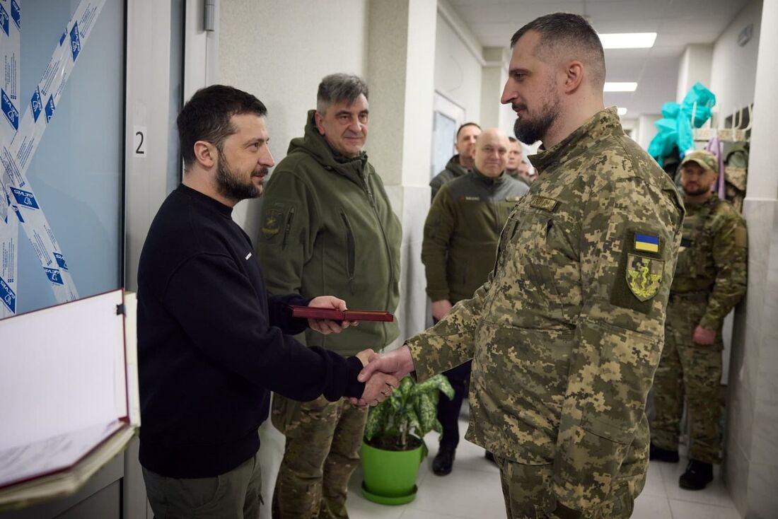 Presidente ucraniano, Volodimir Zelensky, em visita à linha de frente na cidade de Bakhmut