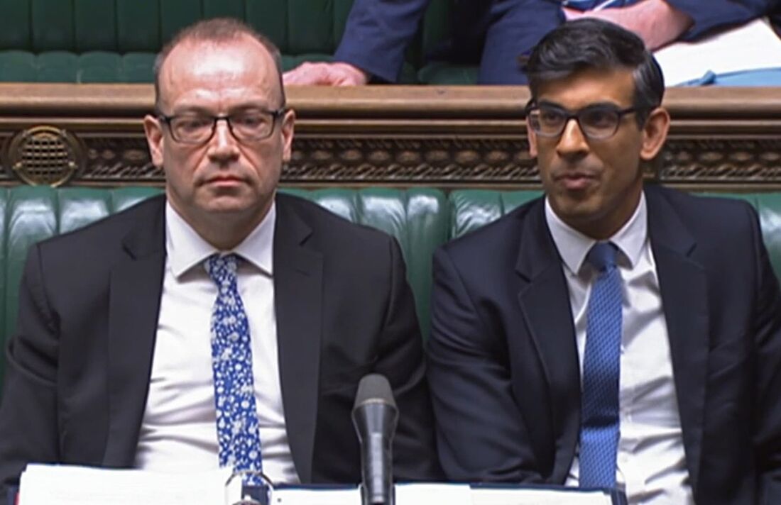 Secretário britânico da Irlanda do Norte, Chris Heaton-Harris (esquerda), e o primeiro-ministro britânico, Rishi Sunak,durante um debate antes da votação de uma moção para aprovar o projeto 'Estrutura de Windsor', na Câmara de Commons no centro de Londres