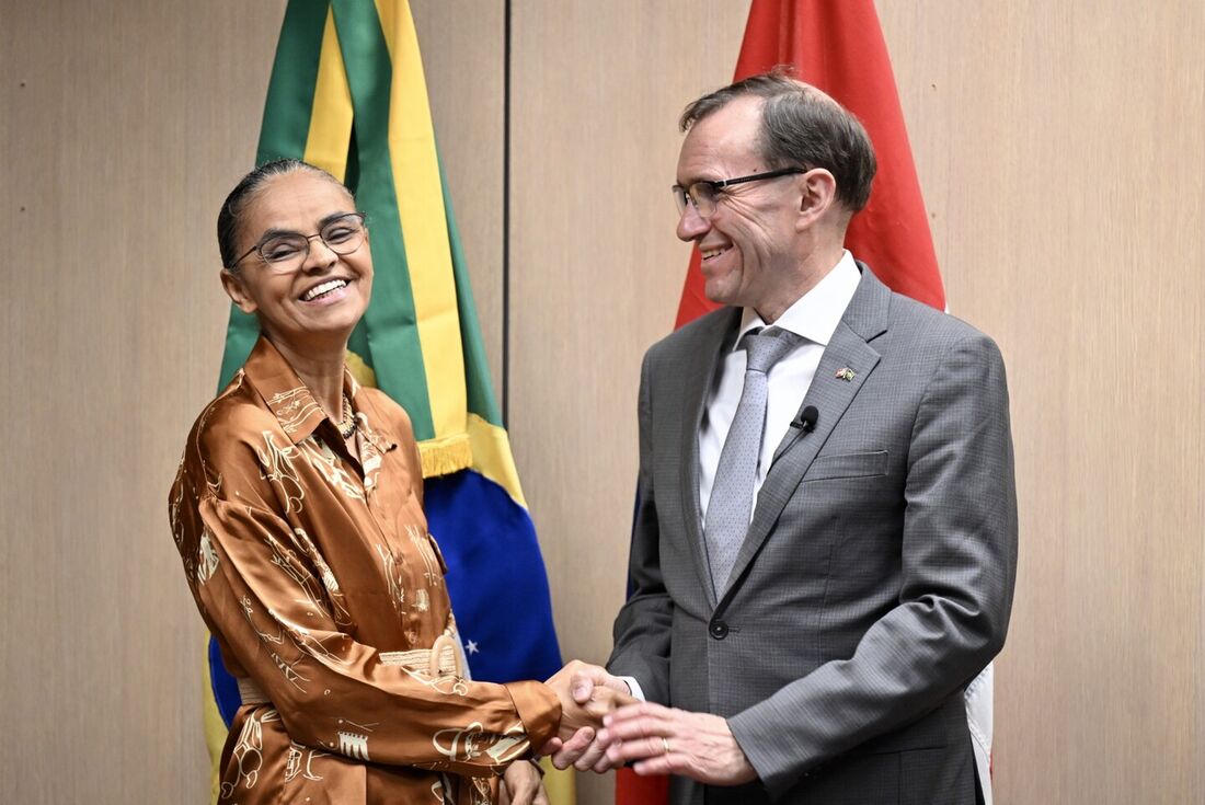 O Ministro do Clima e Meio Ambiente da Noruega, Espen Barth Eide (R), e a Ministra do Meio Ambiente e Mudanças Climáticas do Brasil, Marina Silva, apertam as mãos durante uma reunião em Brasília em 22 de março de 2023