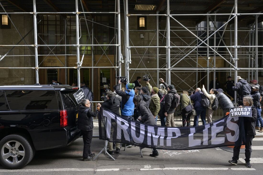 Com barricadas do lado de fora da Trump Tower e a polícia em alerta máximo.