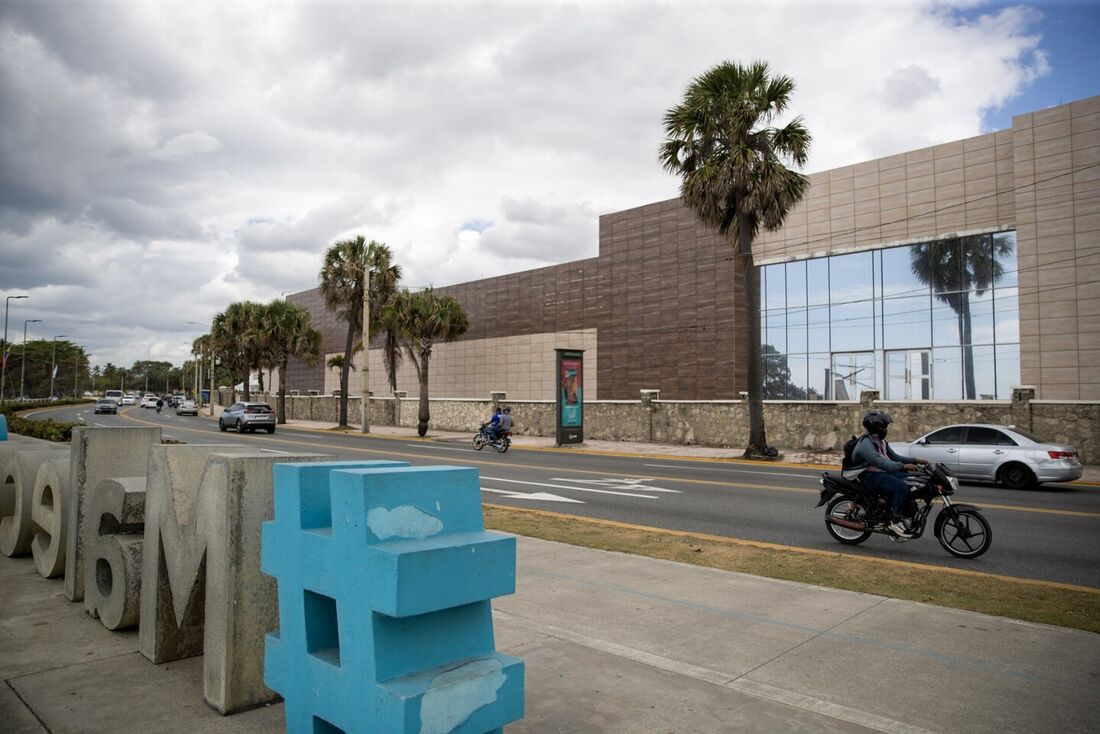 Vista da fachada do Ministério das Relações Exteriores dominicano, onde será realizada a XXVIII Cúpula Ibero-Americana de Chefes de Estado e de Governo nos dias 24 e 25 de março em Santo Domingo em 22 de março de 2023