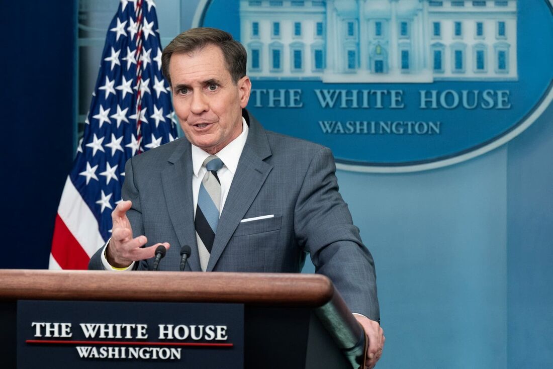 O Coordenador do Conselho de Segurança Nacional para Comunicações Estratégicas, John Kirby, fala durante o briefing diário na Sala Brady Press Briefing da Casa Branca em Washington, DC