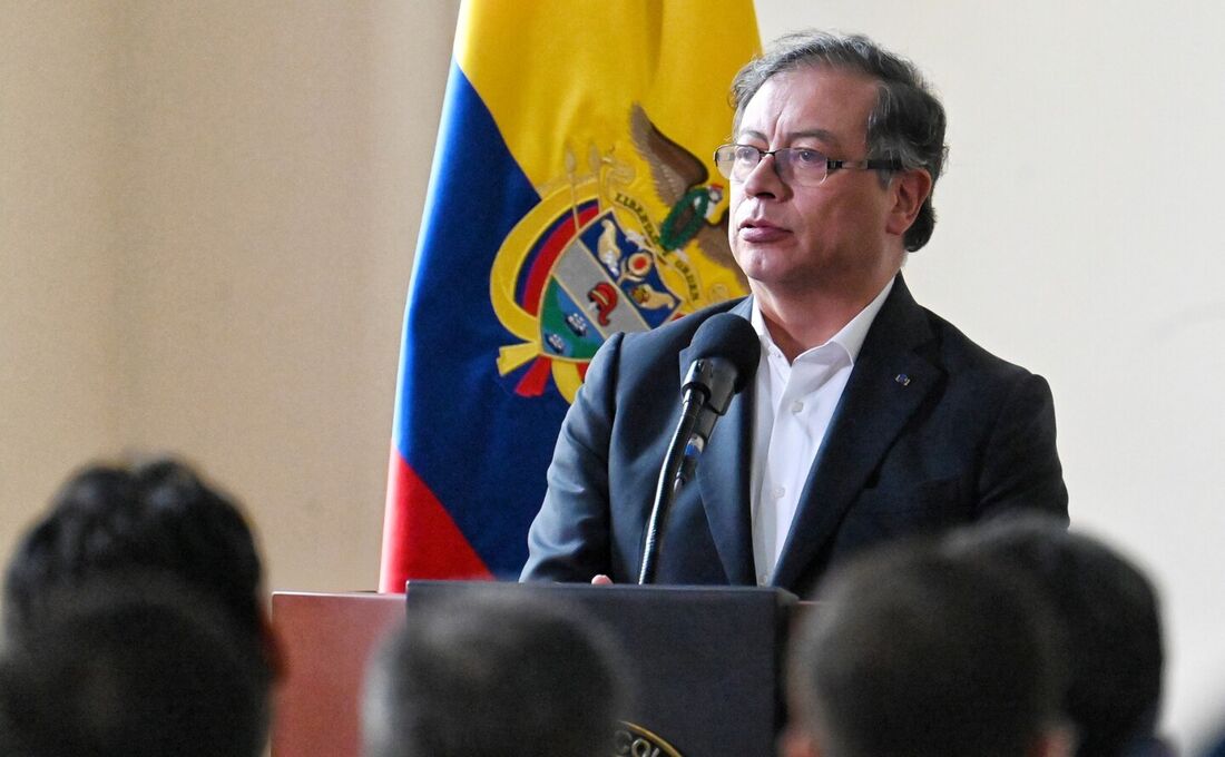 O presidente colombiano Gustavo Petro fala durante a apresentação de um projeto de lei de reforma previdenciária no Congresso em Bogotá em 22 de março de 2023