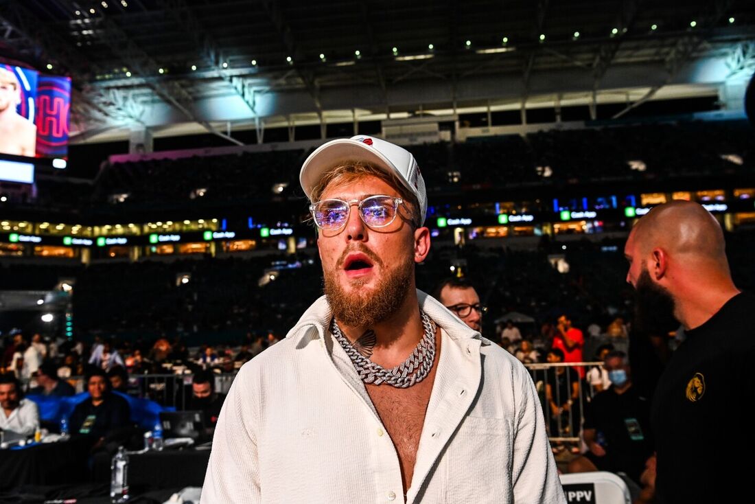 A personalidade do YouTube Jake Paul assiste à luta entre seu irmão Logan Paul e o ex-rei mundial dos meio-médios Floyd Mayweather em uma luta de exibição de oito rounds no Hard Rock Stadium em Miami, Flórida