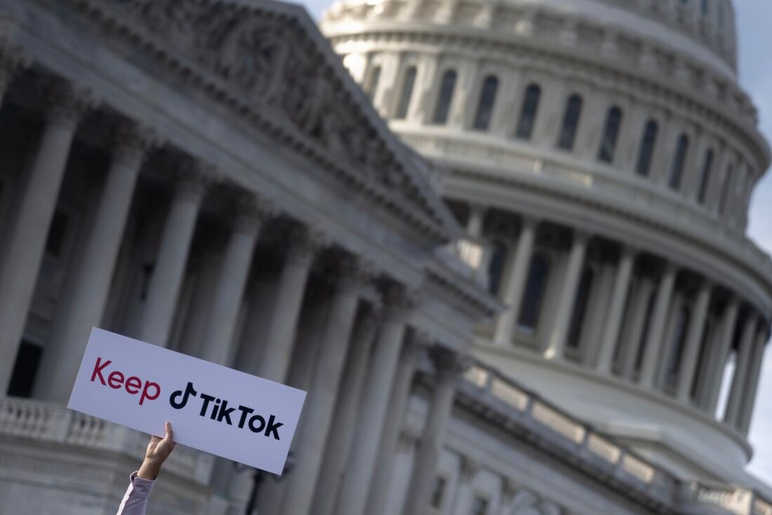 Uma pessoa segura um cartaz durante uma coletiva de imprensa sobre sua oposição à proibição do TikTok no Capitólio, em Washington, DC, em 22 de março de 2023