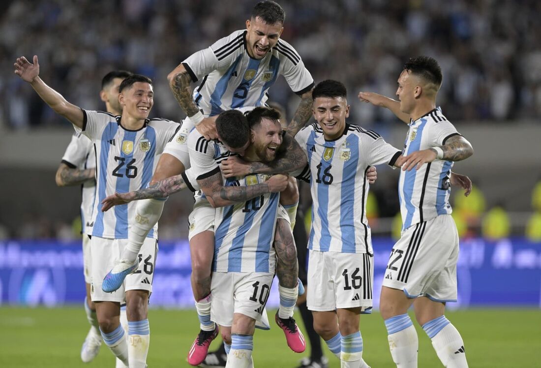 Messi celebrando o gol 800 da carreira 