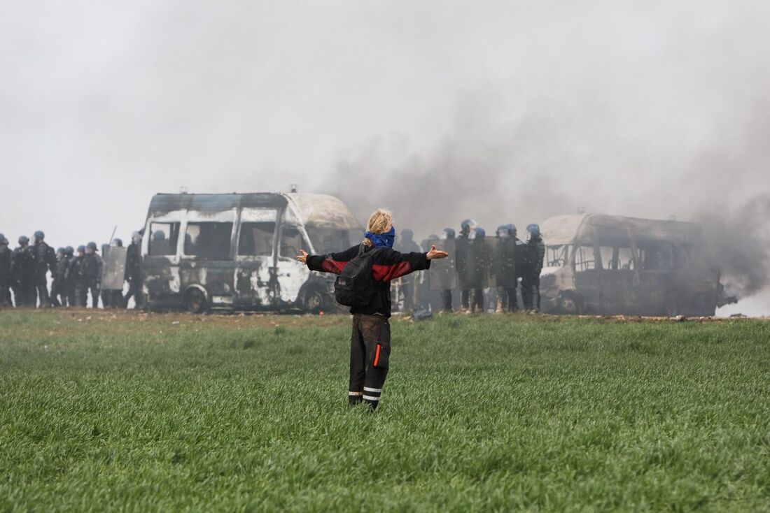 Confrontos violentos em manifestação ambientalista na França