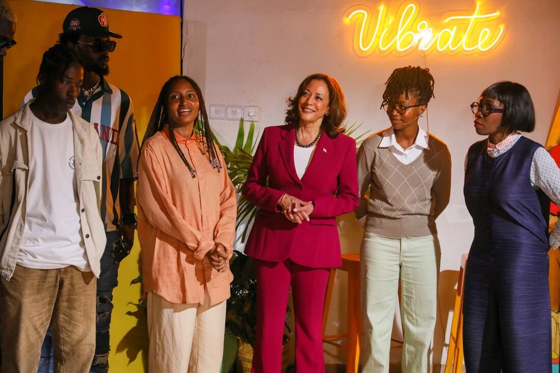 O fundador do Vibrate Space, Sandy Alibo, dá as boas-vindas à vice-presidente dos EUA, Kamala Harris (C-R), no Vibrate Space, um estúdio de gravação comunitário para jovens criativos, no Freedom Skatepark em Accra, Gana.