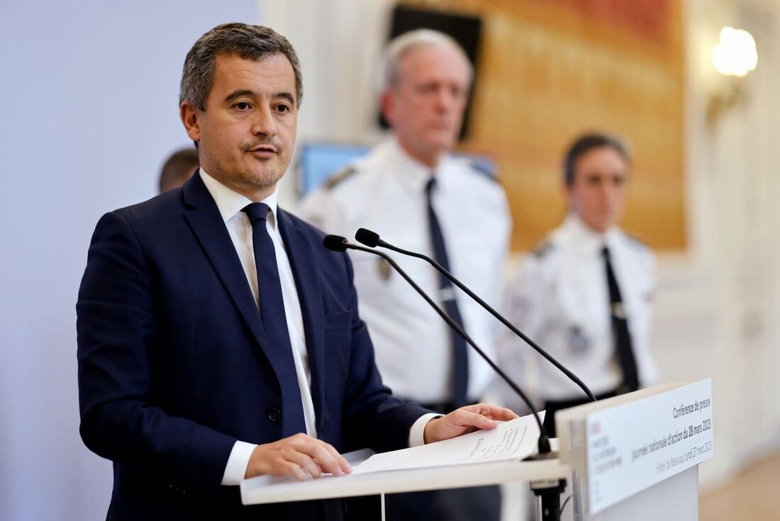 Ministro do Interior e do Exterior da França, Gerald Darmanin, fala durante coletiva de imprensa sobre as medidas de segurança na véspera da grande rodada de greves e protestos contra a reforma previdenciária do governo francês, em Paris.