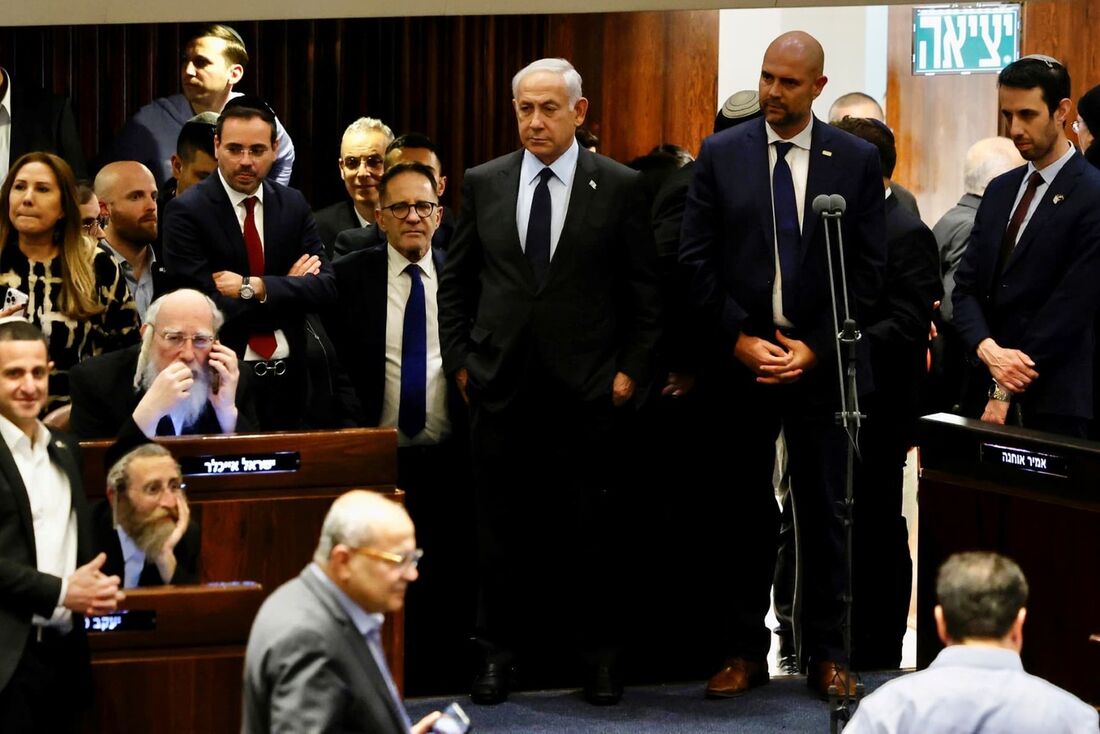 O primeiro-ministro israelense, Benjamin Netanyahu (centro), entre os parlamentares no Knesset, o parlamento de Israel em Jerusalém.