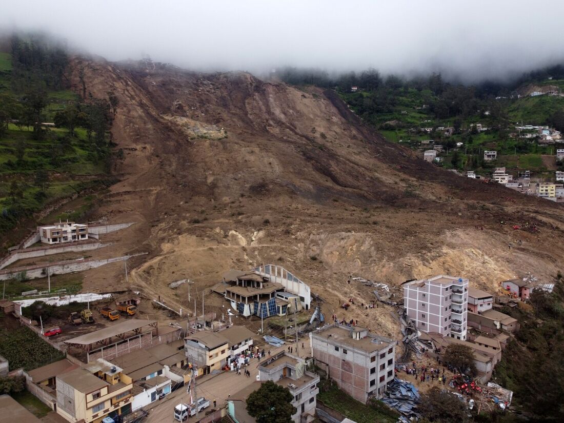 Vista aérea após um deslizamento de terra em Alausi, Equador, em 27 de março de 2023. Pelo menos 7 pessoas morreram e outras 46 estão desaparecidas após um deslizamento de terra no sul do Equador causado por meses de fortes chuvas, disse o governo