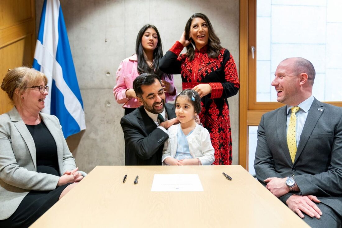 Recém-eleito líder do Partido Nacional Escocês, Humza Yousaf está cercado por sua esposa Nadia El-Nakla, sua filha Amal, sua enteada Maya, a proponente Shona Robison e o segundo Neil Gray, depois de