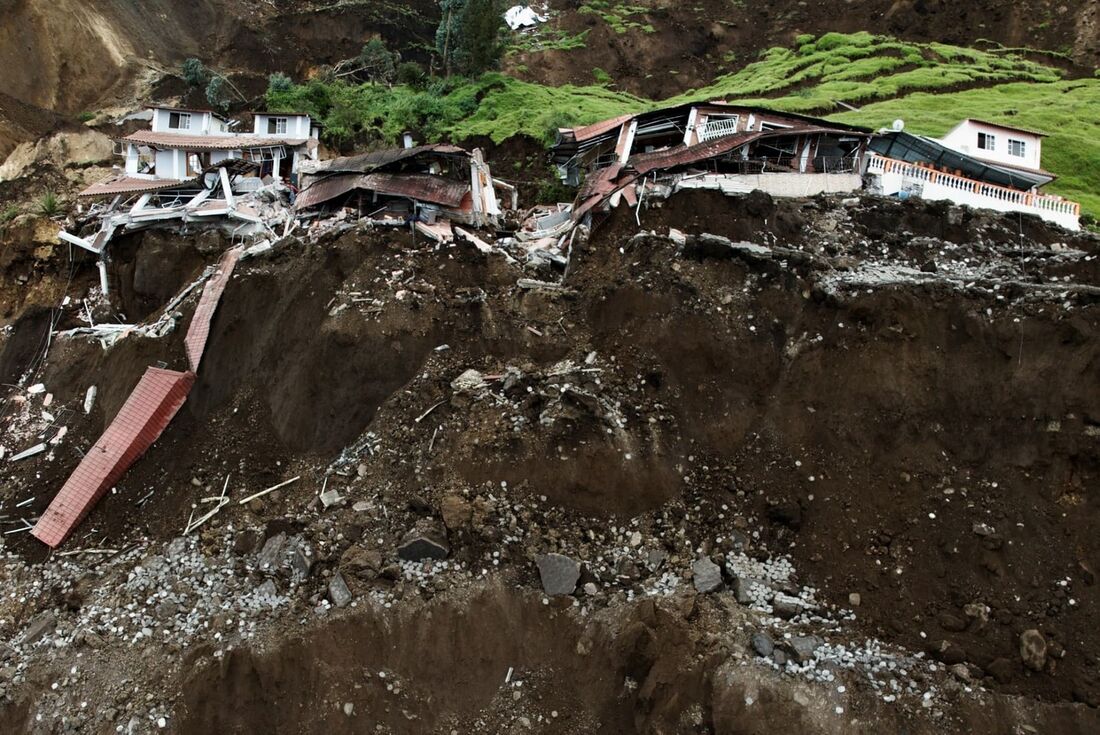 Segundo os bombeiros, Há um "acúmulo de toneladas e toneladas de terra" que "dificulta a sobrevivência das vítimas".