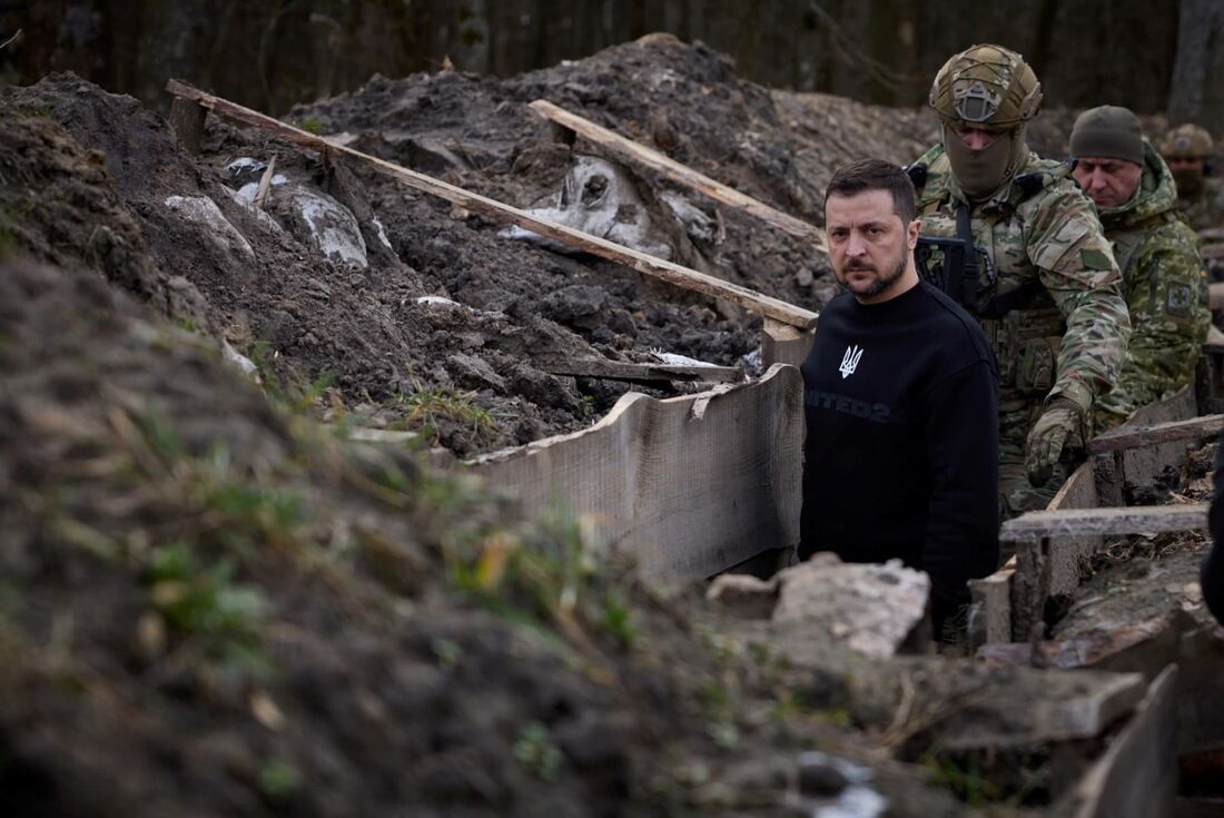 Presidente Volodymyr Zelensky caminhando ao longo de tranches com oficiais da guarda de fronteira enquanto inspeciona a fronteira do estado com a Federação Russa na região de Sumy.