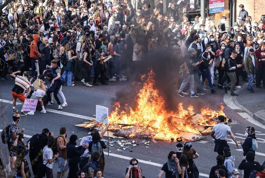 Protestos acontecem um dia antes de o Conselho Constitucional se pronunciar sobre o futuro desta lei promovida pelo presidente Emmanuel Macron.