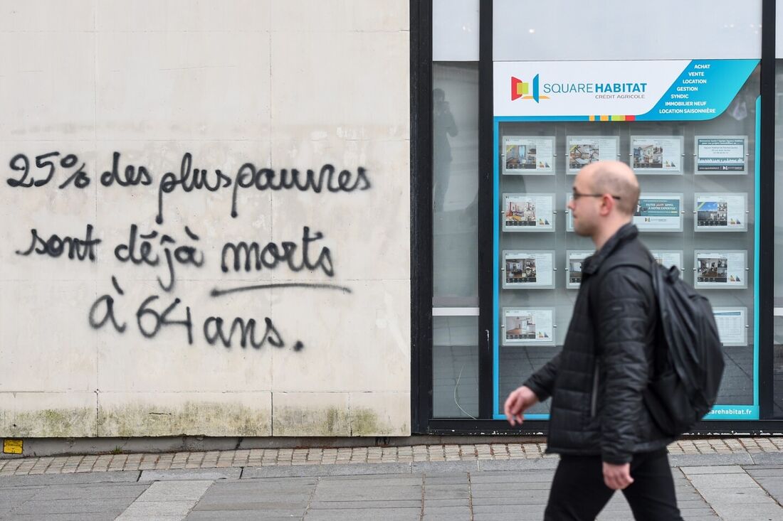 Grafite em protesto contra a reforma da Previdência na França; o texto diz "25% dos mais pobres já estão mortos aos 64 anos"