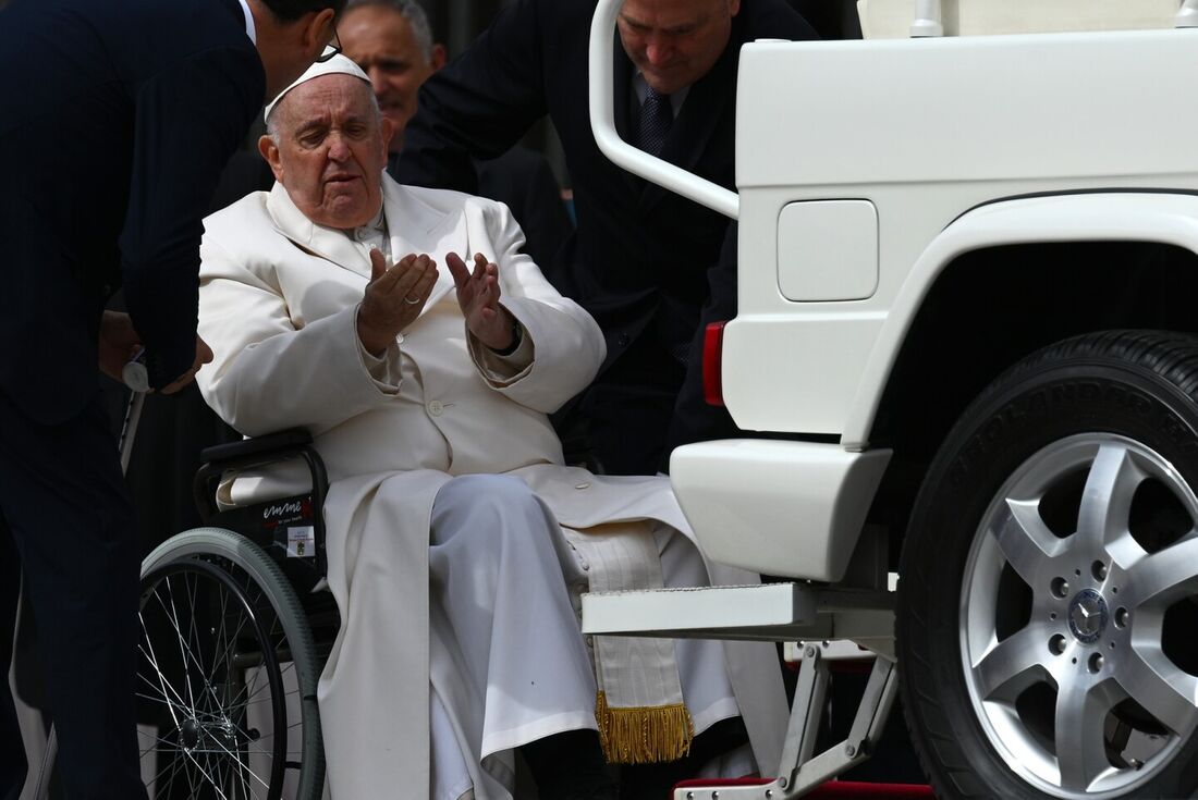 Vaticano: saúde do papa melhora progressivamente e "voltou ao trabalho" no hospital