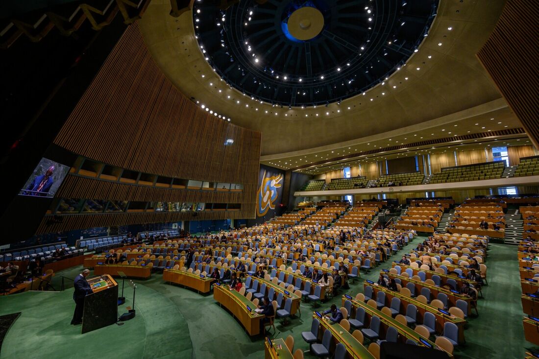 O primeiro-ministro de Vanuatu, Ishmael Kalsakau, fala antes da votação de uma resolução destinada a combater o aquecimento global, no salão da assembleia geral da sede da Organização das Nações Unidas (ONU) em Nova York, em 29 de março de 2023