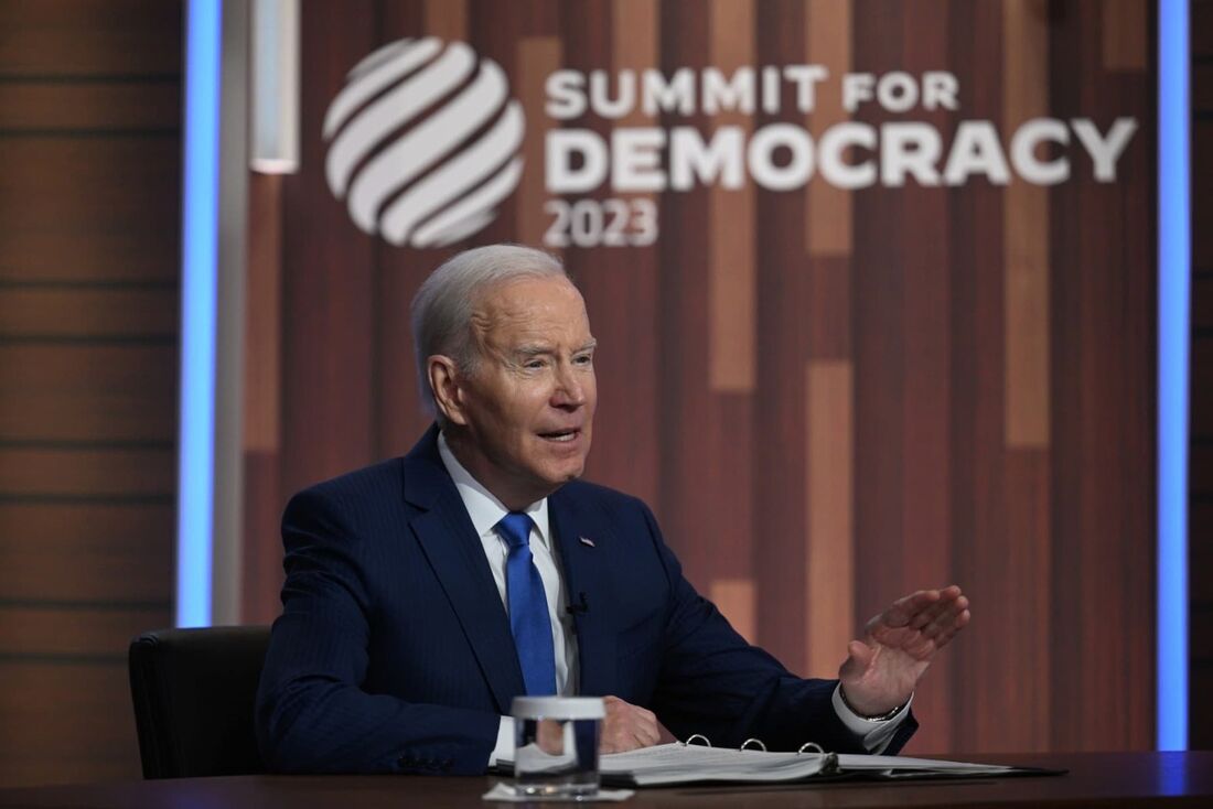 O presidente dos EUA, Joe Biden, discursa durante o plenário virtual do Summit for Democracy sobre "Democracia diante dos desafios globais" no Auditório do Tribunal Sul da Casa Branca em Washington, DC