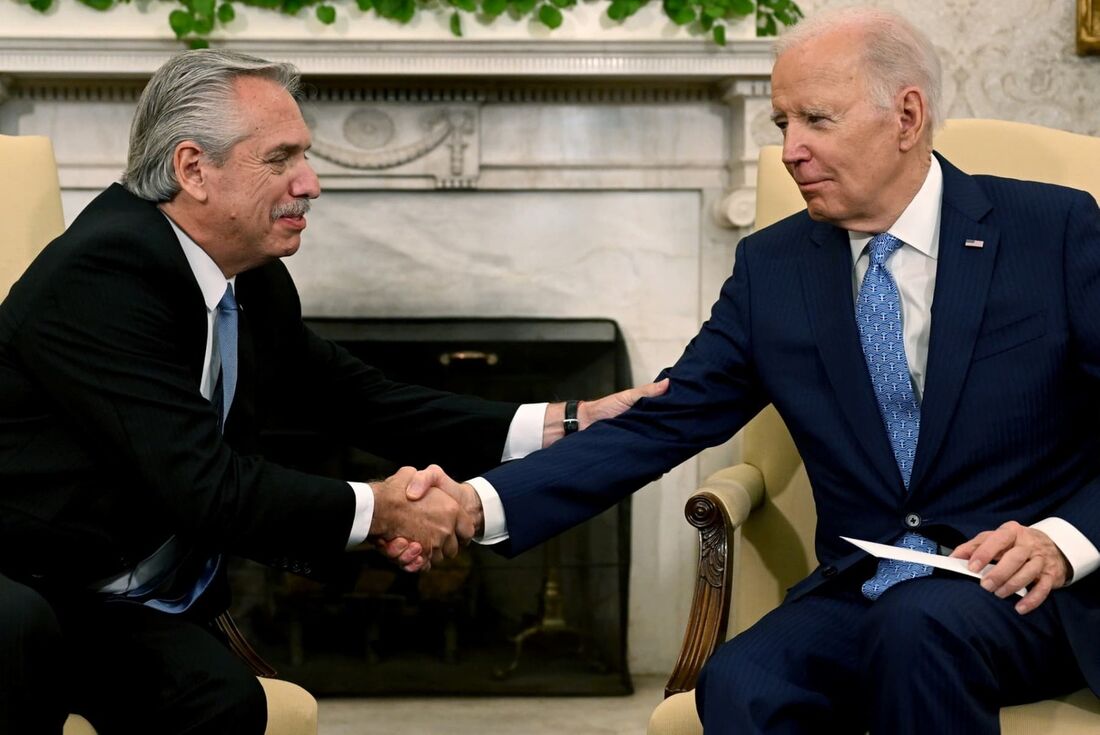 O presidente dos EUA, Joe Biden, e o presidente Alberto Fernandez, da Argentina, apertam as mãos durante uma reunião bilateral no Salão Oval da Casa Branca em Washington, DC.