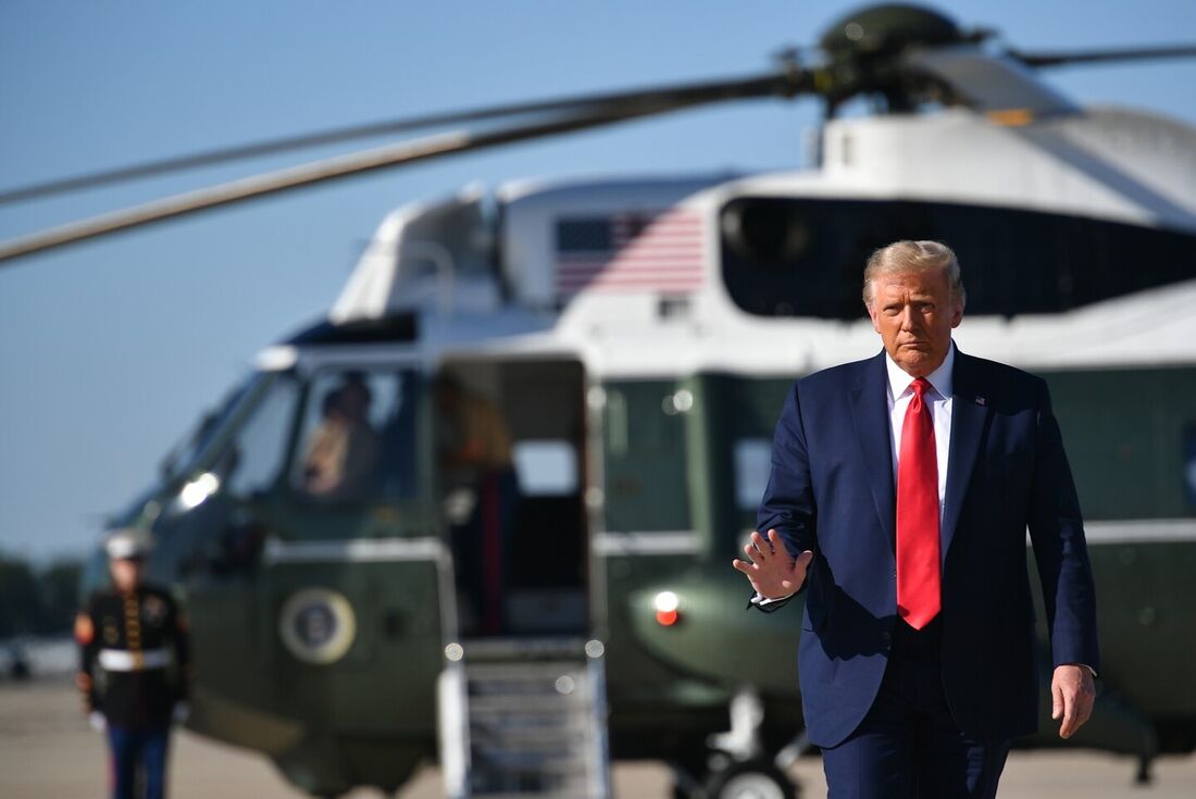 Nesta foto de arquivo tirada em 21 de setembro de 2020, o presidente dos EUA, Donald Trump, embarca no Força Aérea Um antes de partir da Base Aérea de Andrews, em Maryland