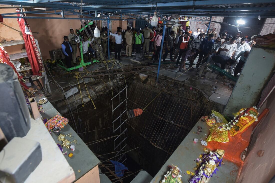 Desabamento de piso em templo na Índia provoca 36 mortes