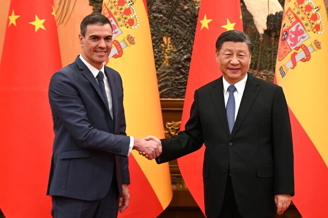 O primeiro-ministro da Espanha, Pedro Sanchez (à esquerda), cumprimenta o presidente chinês, Xi Jinping (à direita), em Pequim.
