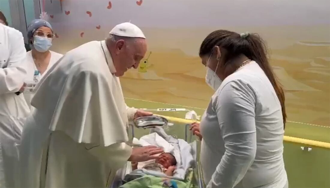 O Papa Francisco batizou um menino chamado Miguel Angel, enquanto visitava crianças na enfermaria de oncologia do hospital Gemelli, em Roma, o mesmo hospital onde o Papa foi internado.