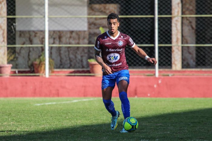 Rennan Siqueira pode acirrar disputa na lateral do Náutico