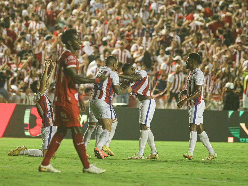 Jogadores do Náutico comemora gol de Nathan