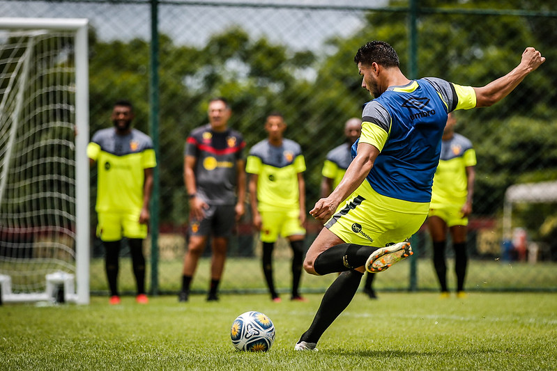 Chico será titular contra o Santa e pode ter outro prata da casa ao seu lado na Arena