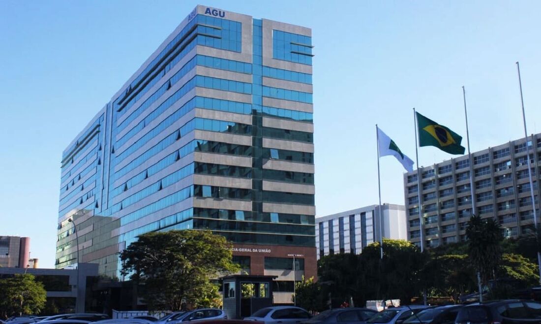 AGU passa agora a sustentar que a contagem do prazo para essa prescrição fica interrompida durante a realização de vistorias e elaboração de pareceres