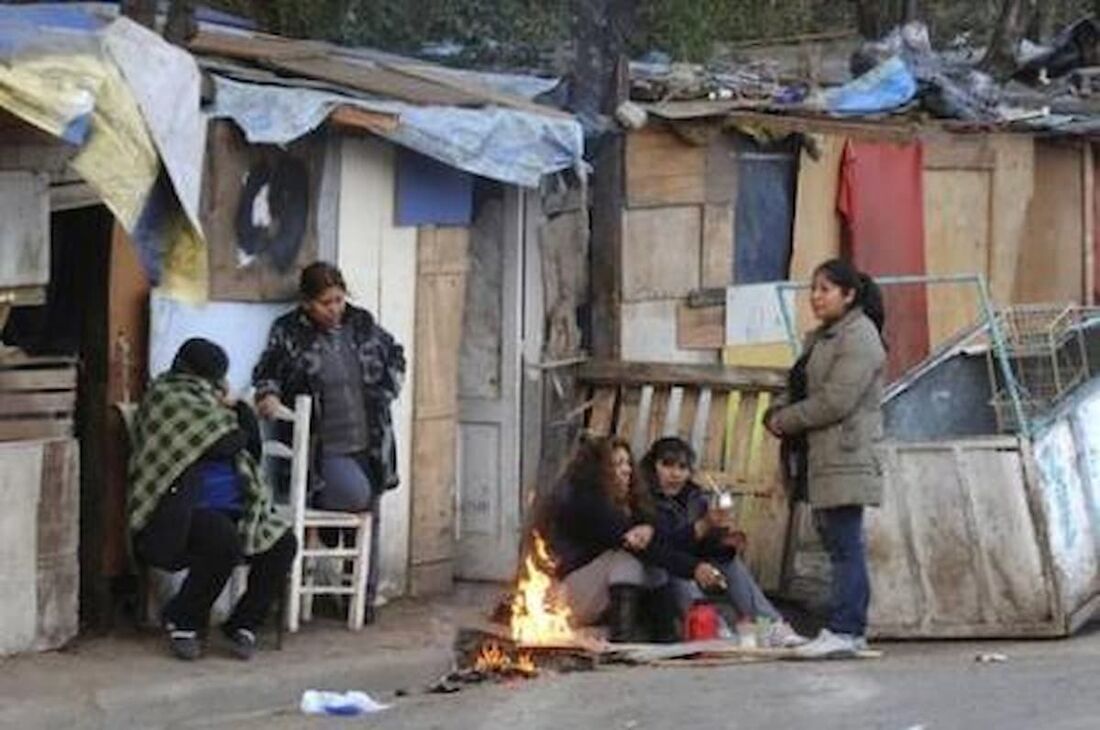 Na Argentina, a linha de pobreza é estabelecida pela renda familiar em relação a uma cesta básica de bens e serviços