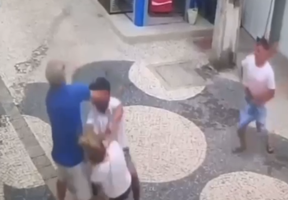 A mulher de 68 anos é agredida pelo assaltante, que puxa violentamente o colar de ouro do pescoço da vítima