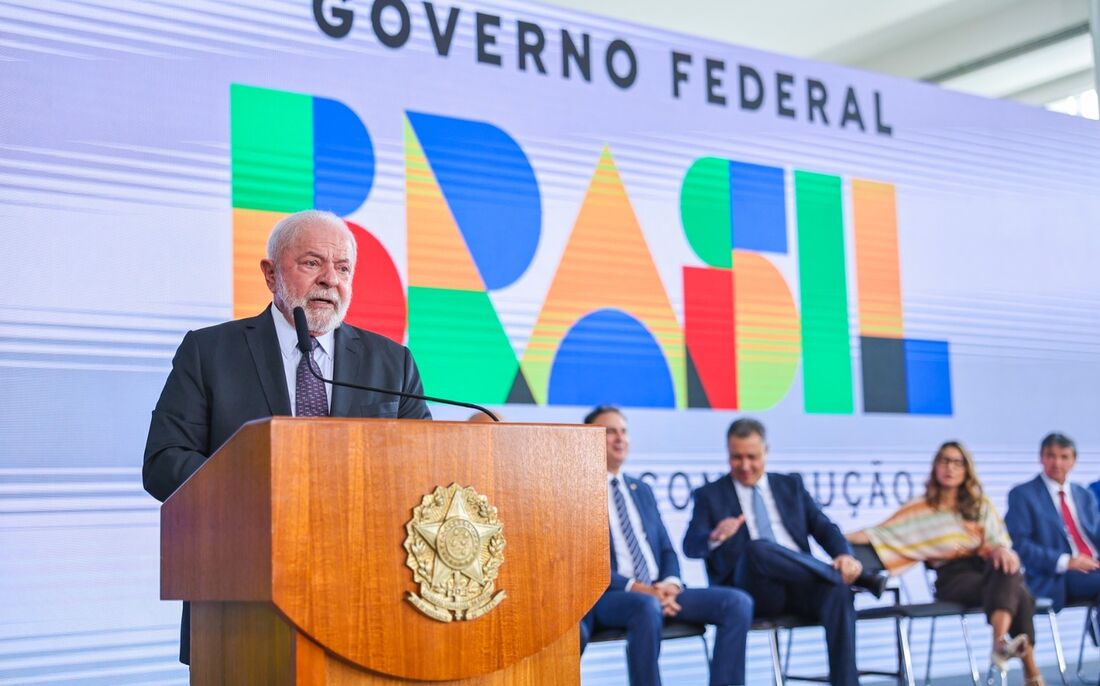 Em cerimônia no Palácio do Planalto, Lula assina medida provisória que recria o programa de transferência de renda e a rede de fiscalização pública e controle social do CadÚnico