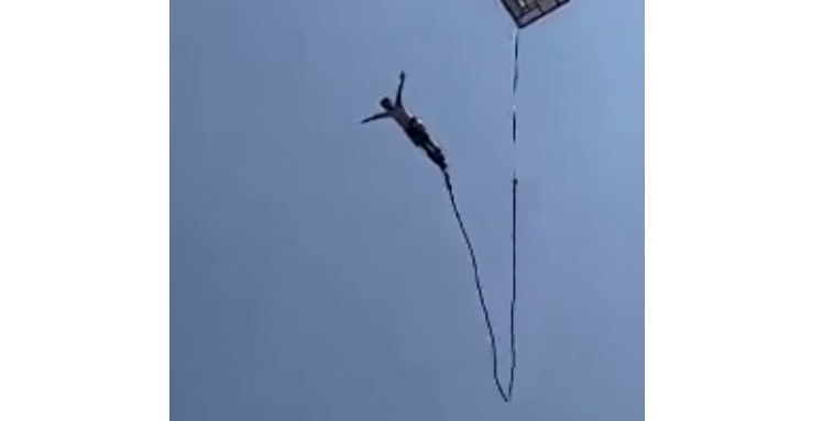 Homem sofre queda após corda elástica bungee jump arrebentar no ar