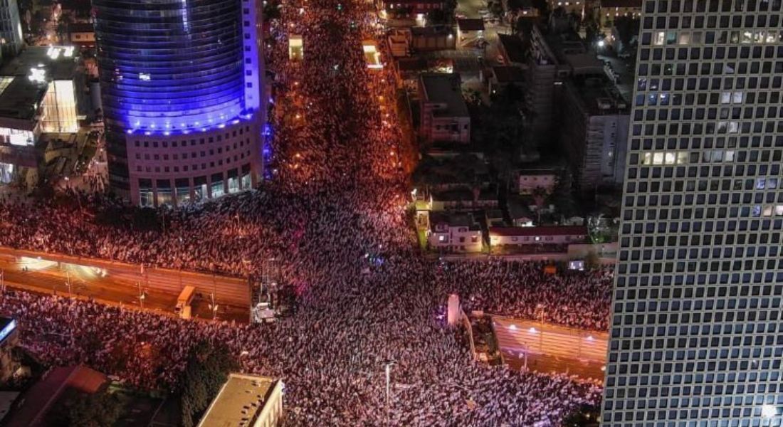 Cerca de 800 mil pessoas, quase 10% da população do país, protestando em Tel Aviv