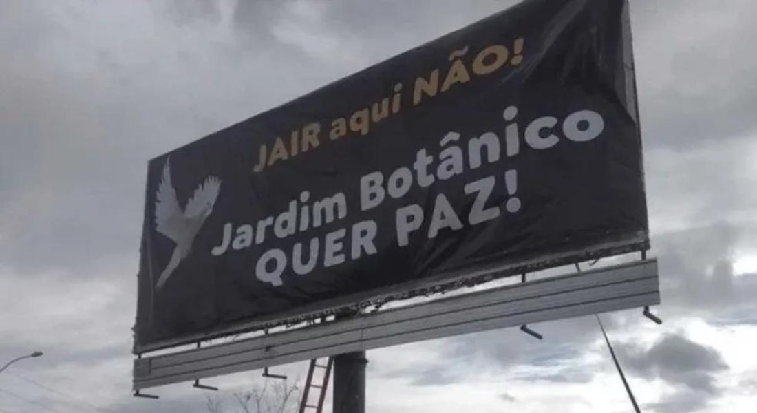 Grupo de moradores instalou outdoor contra mudança de Bolsonaro para condomínio no DF