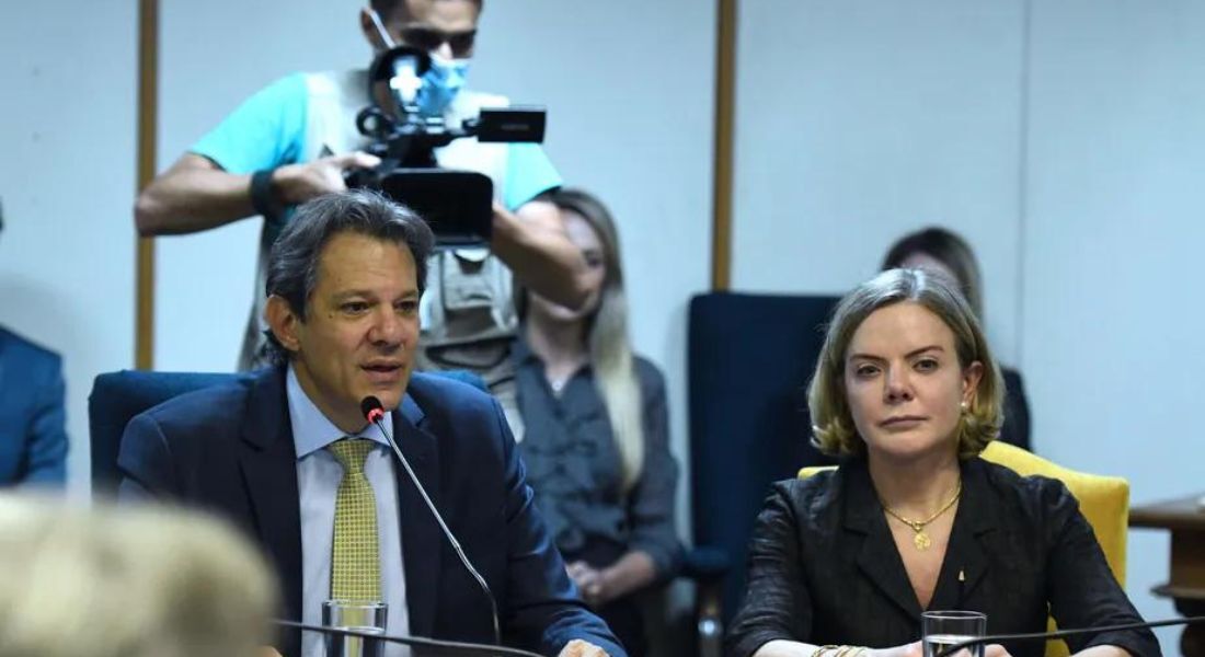 O ministro da Fazenda, Fernando Haddad, e a presidente do PT, deputada Gleisi Hoffmann, em reunião do ministro com a bancada do partido