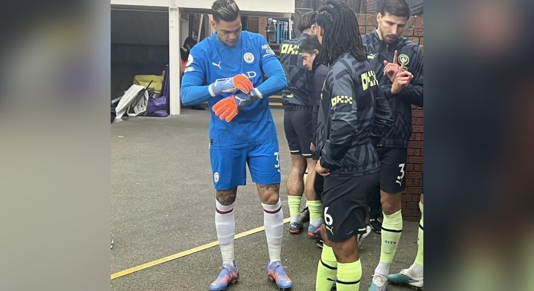 Ederson usa meia de time rival em jogo do Manchester City na Premier League 