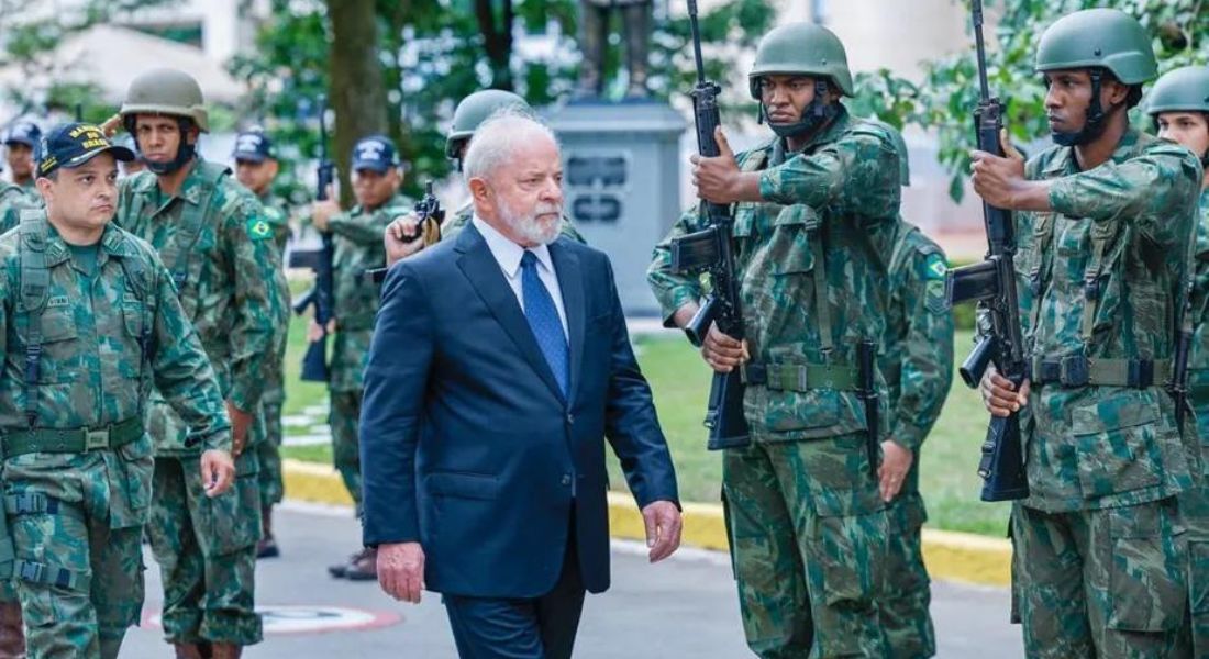 Lula chega para almoço com almirantes da Marinha em Brasília