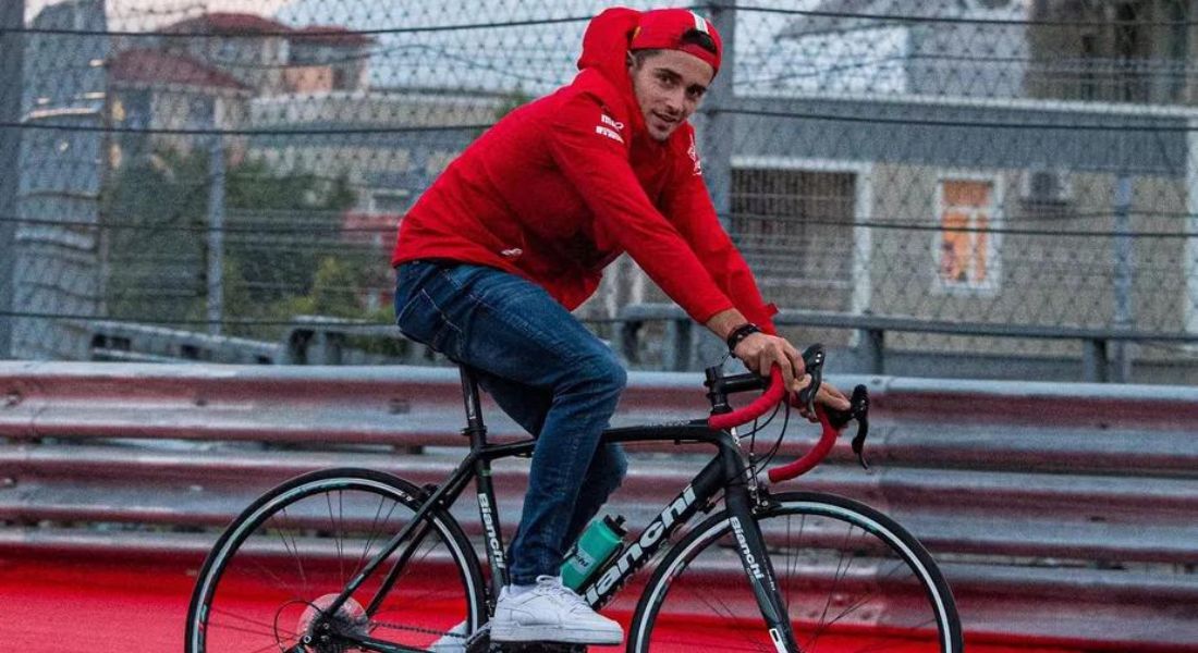 Charles Leclerc de bicicleta em uma track walk