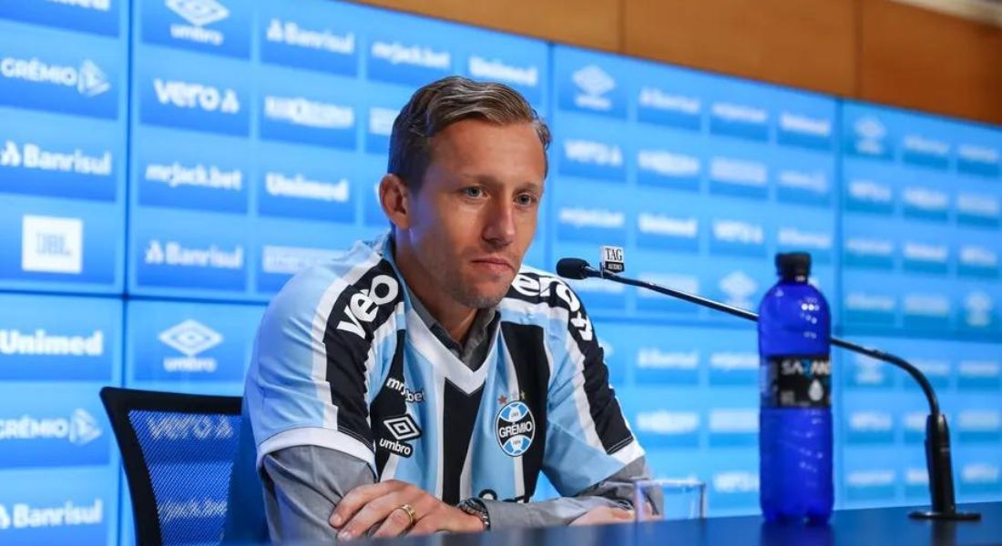 Lucas Leiva na apresentação no Grêmio