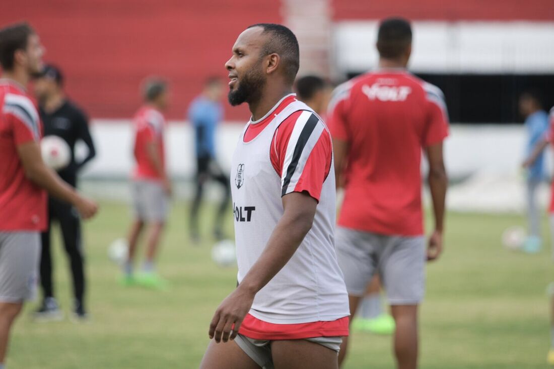 Chiquinho durante treino no Arruda