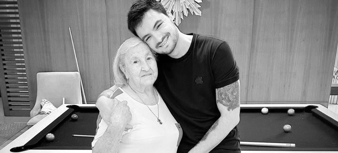 Felipe Neto ao lado de sua avó